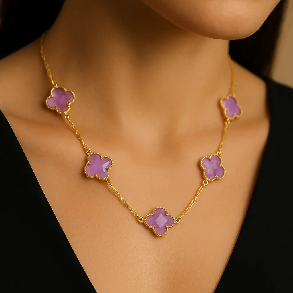 colar-feminino-no-pescoco-suave-e-elegante
