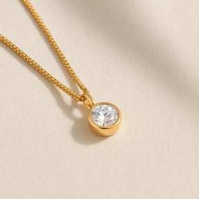 detalhe-da-zirconia-redonda-em-pingente-dourado-zarelle