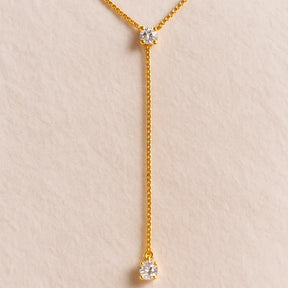 macro-dos-pontos-de-luz-em-zirconia-no-colar-gravatinha-com-detalhe-no-ouro-24k