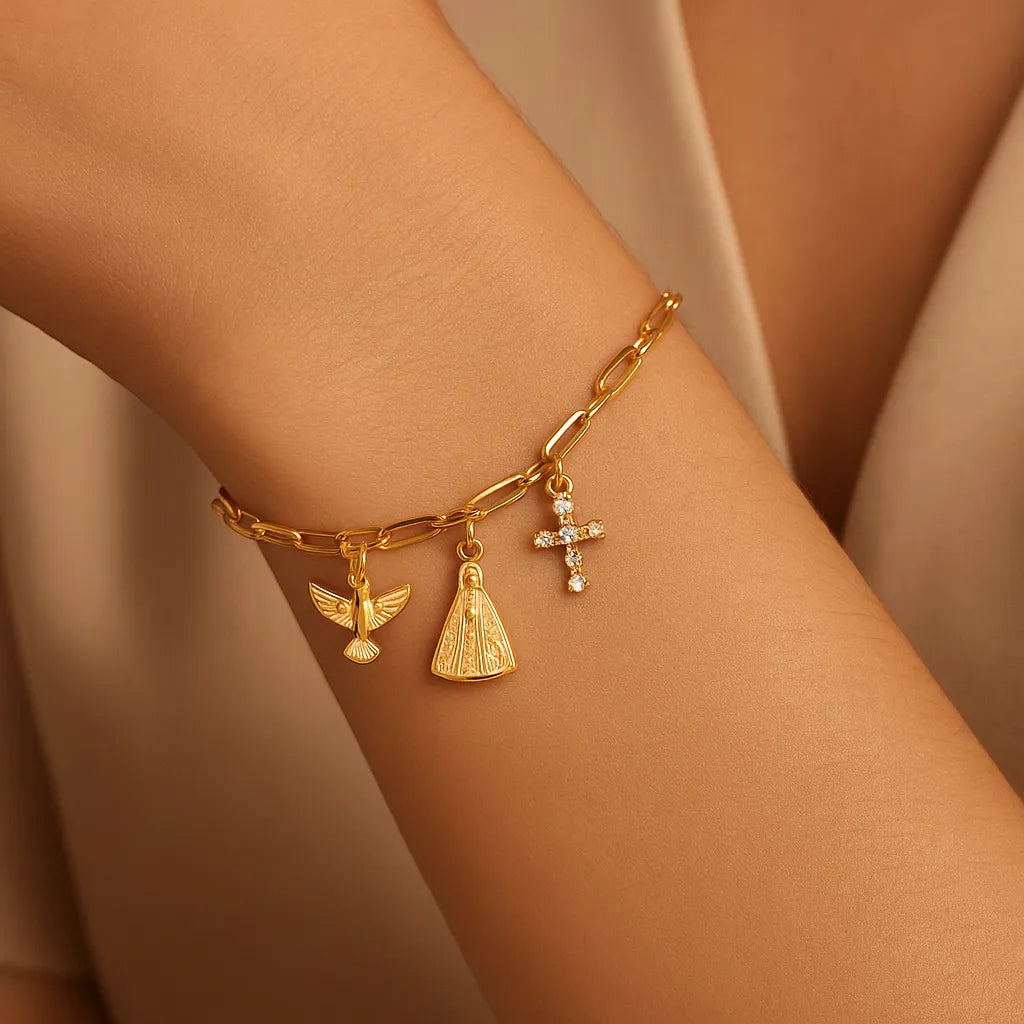 pulseira-com-pingentes-religiosos-no-pulso-look-feminino-e-de-fe-zarelle