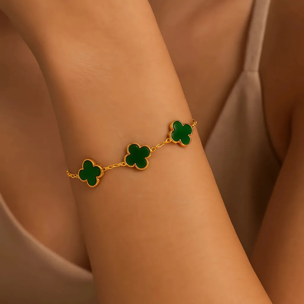 pulseira-dourada-com-trevos-zirconia-verde-ouro-24k-3