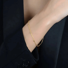 pulseira-dourada-de-bolinhas-no-pulso-look-minimalista-zarelle-2