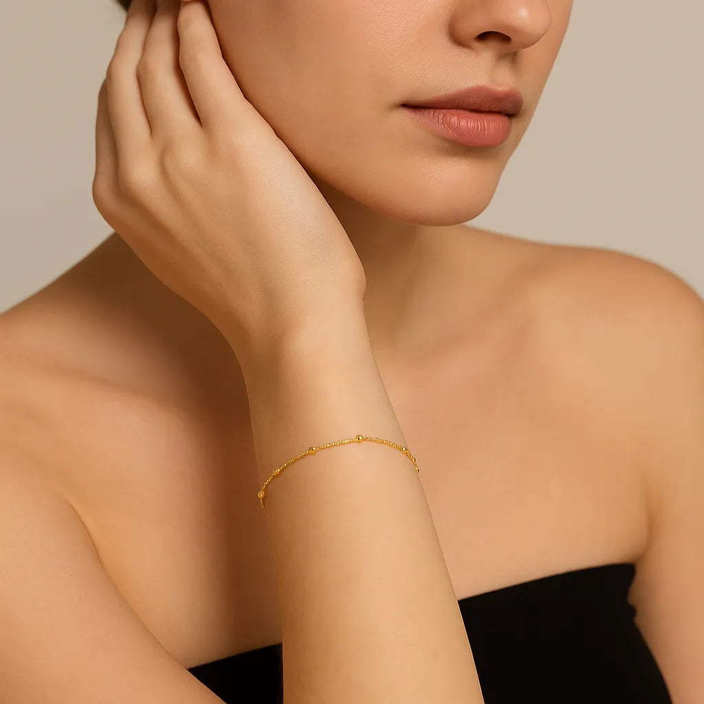 pulseira-dourada-de-bolinhas-no-pulso-look-minimalista-zarelle