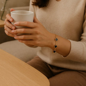 pulseira-no-pulso-de-mao-feminina-segurando-xicara-em-cena-lifestyle-com-luz-lateral-e-fundo-artisticamente-desfocado