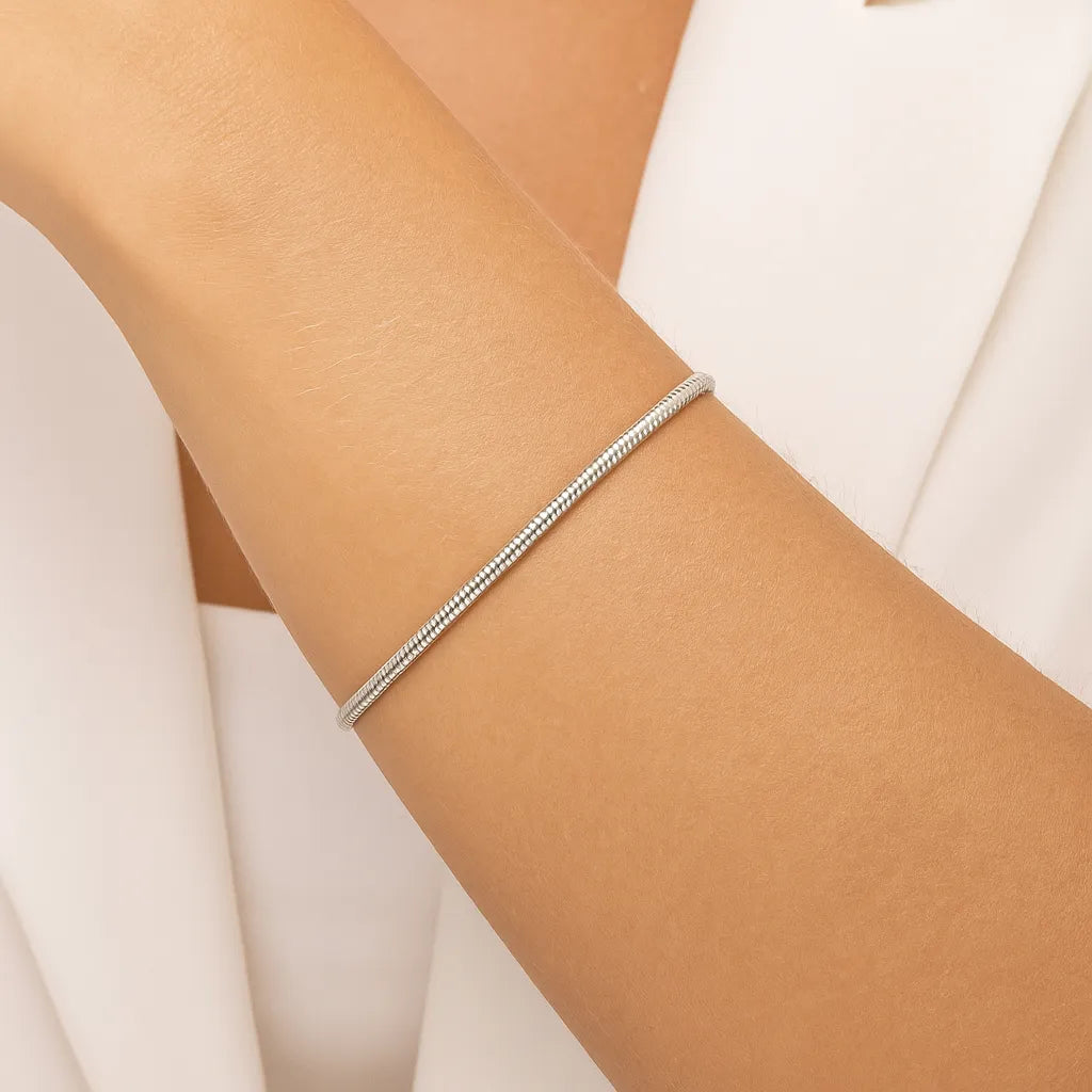 pulseira-prata-lisa-para-charms-no-pulso-look-minimalista-zarelle