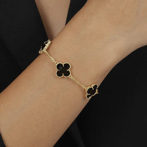pulseira-trevos-preta-no-pulso-look-elegante-com-significado-zarelle-2