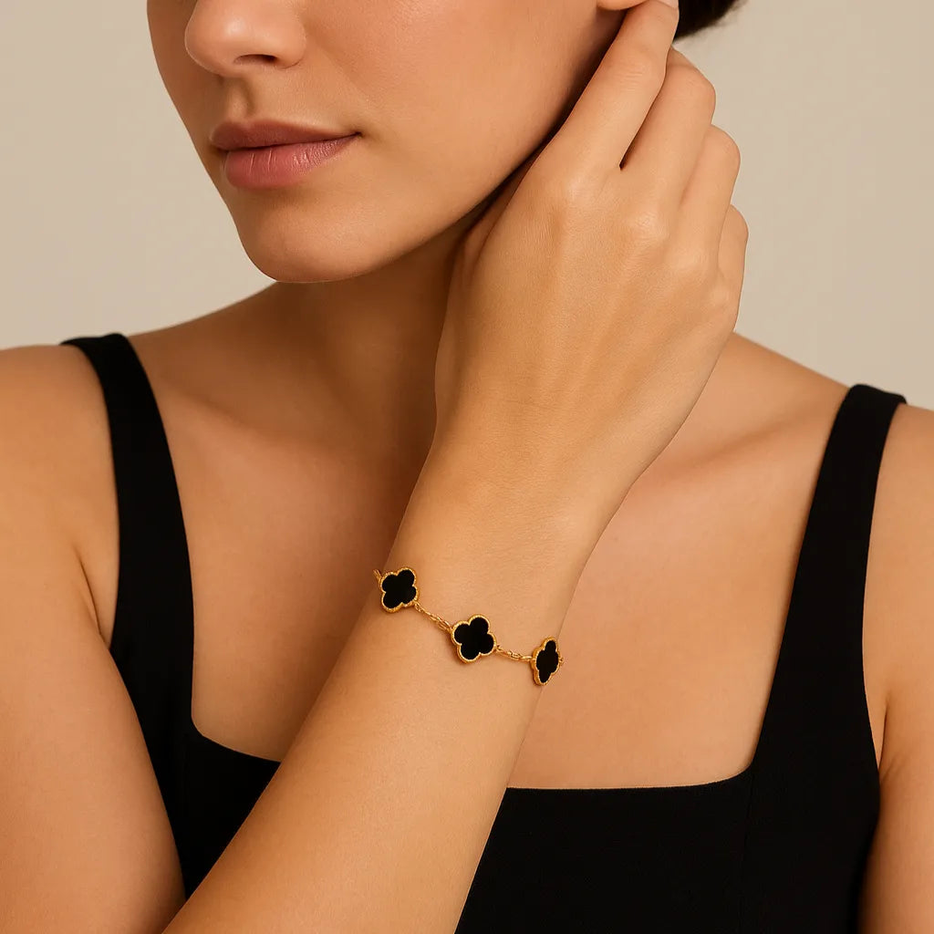 pulseira-trevos-preta-no-pulso-look-elegante-com-significado-zarelle